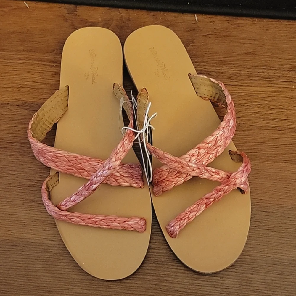 Universal Thread Coral Opal woven straw strap sandal rubber sole stack 7…New